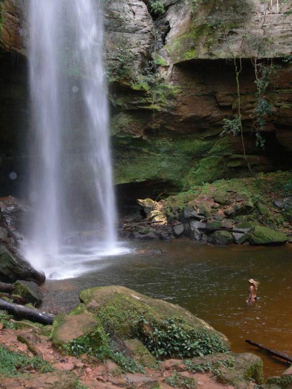 Entrando na Cachoeira do Roncador, em Taquaruçu - TO (foto de Marco Jacob)